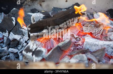 Die Kohle für den Kebab brennt im Holzkohlegrill Stockfoto