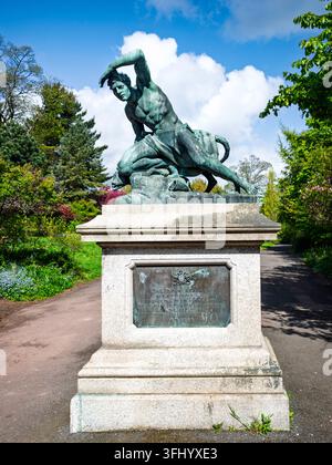 Die Statue „Deer Stalker“ wurde 1875 von E B Stephens geschaffen. Sie wurde 1880 vom Bedford Circus in die Northernhay Gardens verlegt. Exeter, Devon, UK. Stockfoto