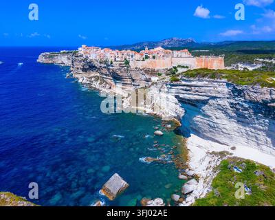 Korsika Frankreich. Blick auf die Altstadt von Bonifacio, die auf weißen Kalksteinklippen thront. Mittelalterliche Zitadelle über türkisfarbenem Meer und erodierten Felsen. Stockfoto