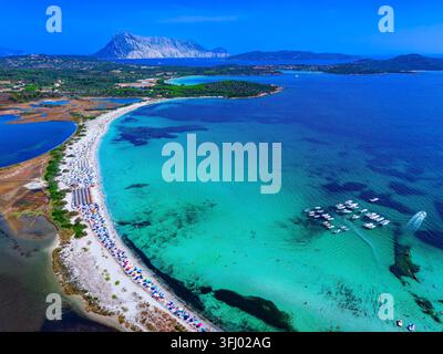 Sardinien, Italien. Luftaufnahme von Cala Lu Impostu Beach und dem wunderschönen Meer der Smaragdküste. Stockfoto