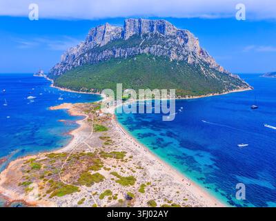 Sardinien, Italien. Luftaufnahme eines Sandstrands auf der atemberaubenden Insel Tavolara und des wunderschönen Meeres der Smaragdküste. Stockfoto