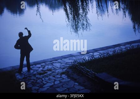 Ein Mann praktiziert Tai Chi im Volkspark in Peking, China. Stockfoto