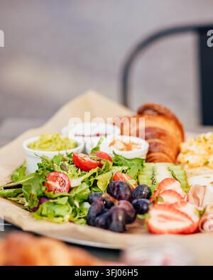 Schönes frisches Brunch-Platte mit Obst und Croissant Stockfoto
