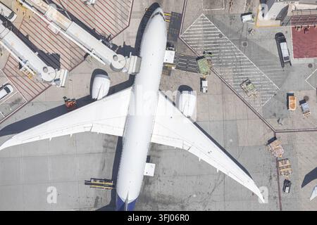 Luftaufnahme von oben eines Flugzeugs am Flughafengate Stockfoto