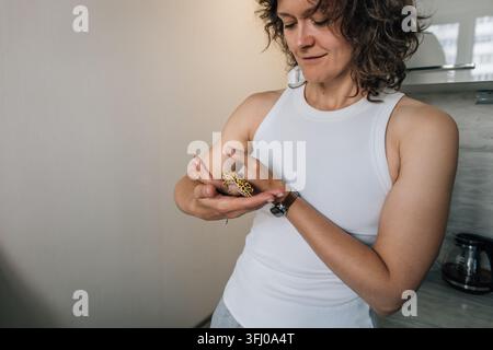 Frau, die ihr kleines Haustier Leoparden-Gecko bewundert Stockfoto