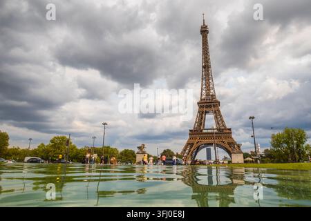 Paris, Frankreich - 29. August 2023: Der Eiffelturm, fotografiert von der Wasseroberfläche aus, mit Touristen und Autos. Stockfoto