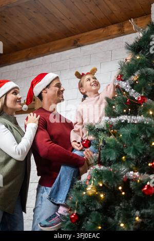 Glückliche Familie Dekoration Weihnachtsbaum zusammen zu Hause Stockfoto