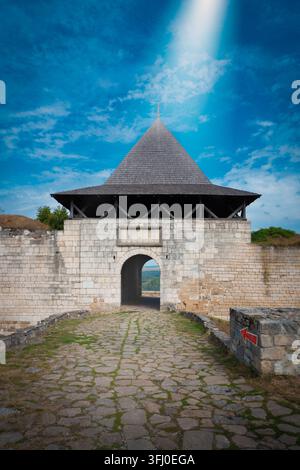 Eine Bodennah-Aufnahme, die den alten Torhausturm einer historischen Festung einfängt. Die Struktur zeigt einen markanten, schindelbedeckten Pyramidendach Stockfoto