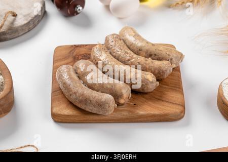 Rohe Kupat-Würste auf Holzbrett Stockfoto