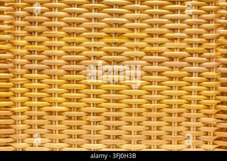 Vintage Rattan-Korbgeflecht-Textur mit sich wiederholenden vertikalen Linien in warmem goldfarbenen Beigeton Stockfoto