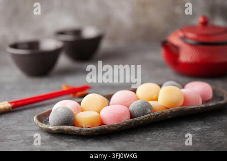 Japanischer Reis süßes Dessert Mochi auf Teller. Stockfoto
