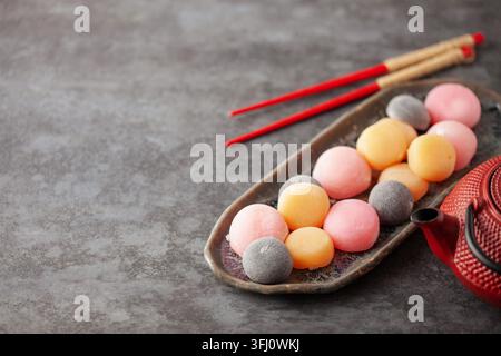 Japanischer Reis süßes Dessert Mochi auf Teller. Kopierbereich Stockfoto