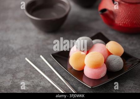Japanischer Reis süßes Dessert Mochi auf Teller. Kopierbereich Stockfoto