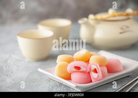 Japanischer Reis süßes Dessert Mochi auf Teller. Stockfoto