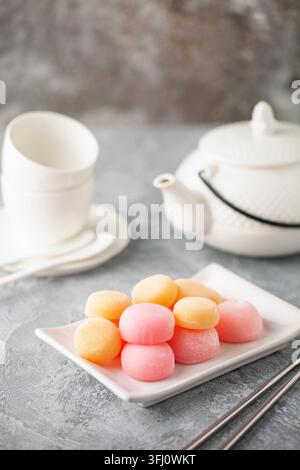 Japanischer Reis süßes Dessert Mochi auf Teller. Stockfoto