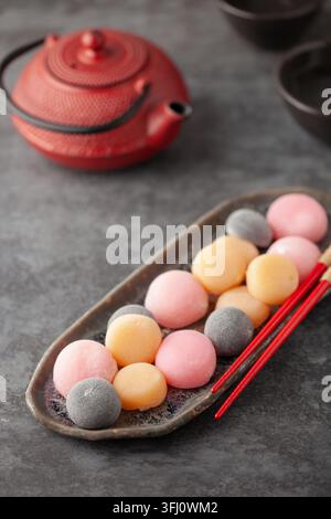 Japanischer Reis süßes Dessert Mochi auf Teller. Stockfoto