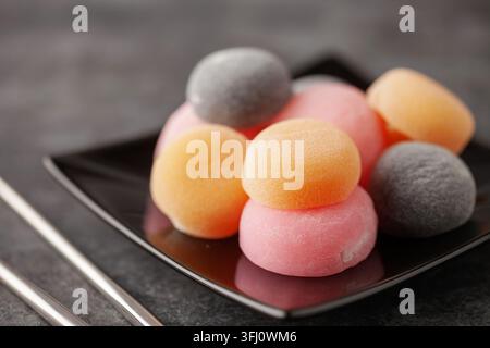 Japanischer Reis süßes Dessert Mochi auf Teller. Stockfoto