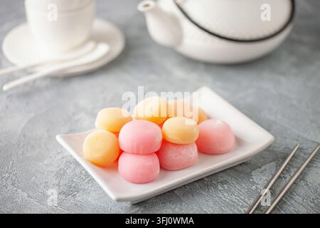 Japanischer Reis süßes Dessert Mochi auf Teller. Stockfoto