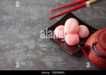 Japanischer Reis süßes Dessert Mochi auf Teller. Kopierbereich Stockfoto