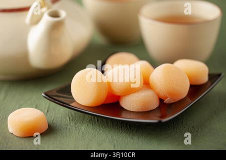 Japanischer Reis süßes Dessert Mochi auf Teller. Stockfoto