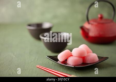 Japanischer Reis süßes Dessert Mochi auf Teller. Stockfoto