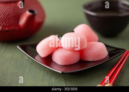 Japanischer Reis süßes Dessert Mochi auf Teller. Stockfoto