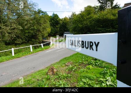 Ein traditionelles altes Landstraßen-Verkehrsschild mit Salisbury an einer Landstraße. Stockfoto