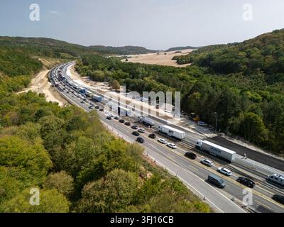 Tatabanya, Ungarn – 28. August 2026: Luftaufnahme des Verkehrsstaus auf der Autobahn M1 mit Fahrbahnsperrungen und Straßenverbreiterungsarbeiten von Harkalyos par Stockfoto