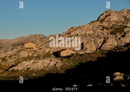 Traditionelle Hirtenhütten (Brañas) im Nationalpark Picos de Europa, Sotres, Asturien, Spanien Stockfoto