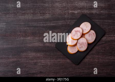 Gekochte Hähnchenwurst für Sandwiches und Antipasto zum Abendessen. Wurstscheiben als Lebensmittelhintergrund für Ihr Design Stockfoto