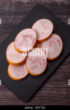 Gekochte Hähnchenwurst für Sandwiches und Antipasto zum Abendessen. Wurstscheiben als Lebensmittelhintergrund für Ihr Design Stockfoto