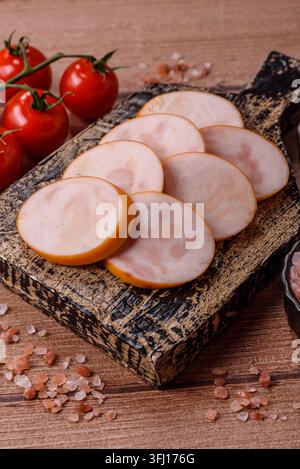 Gekochte Hähnchenwurst für Sandwiches und Antipasto zum Abendessen. Wurstscheiben als Lebensmittelhintergrund für Ihr Design Stockfoto