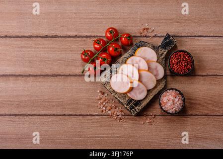 Gekochte Hähnchenwurst für Sandwiches und Antipasto zum Abendessen. Wurstscheiben als Lebensmittelhintergrund für Ihr Design Stockfoto