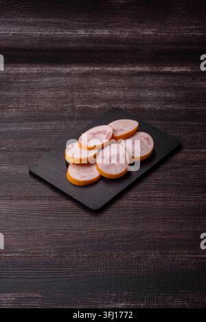 Gekochte Hähnchenwurst für Sandwiches und Antipasto zum Abendessen. Wurstscheiben als Lebensmittelhintergrund für Ihr Design Stockfoto