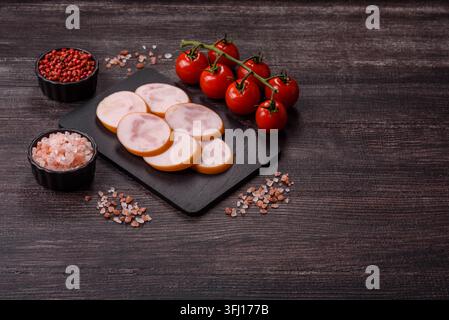 Gekochte Hähnchenwurst für Sandwiches und Antipasto zum Abendessen. Wurstscheiben als Lebensmittelhintergrund für Ihr Design Stockfoto
