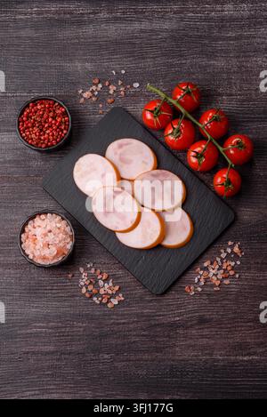 Gekochte Hähnchenwurst für Sandwiches und Antipasto zum Abendessen. Wurstscheiben als Lebensmittelhintergrund für Ihr Design Stockfoto
