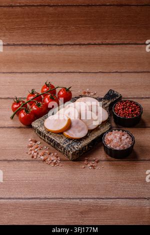 Gekochte Hähnchenwurst für Sandwiches und Antipasto zum Abendessen. Wurstscheiben als Lebensmittelhintergrund für Ihr Design Stockfoto