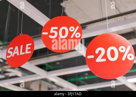 Roter Sale-Tag-Rabatt-Promotionsschild 50 Prozent Rabatt hängend in einem Supermarkt-Gang Nahaufnahme Stockfoto