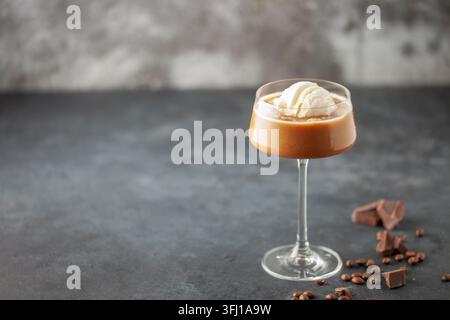 Ein heißer gefrorener Espresso Martini Slushie-Cocktail in Cocktailgläsern Stockfoto