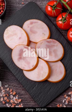 Gekochte Hähnchenwurst für Sandwiches und Antipasto zum Abendessen. Wurstscheiben als Lebensmittelhintergrund für Ihr Design Stockfoto