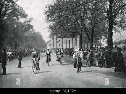 Radfahren im Hyde Park, London, circa 1895 Stockfoto