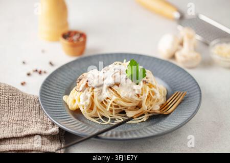 Spaghetti-Pasta mit Pilzcremesauce. Italienisches Essen Stockfoto