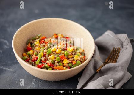 Gemüse Maisquinoasalat in Tonschüssel. Stockfoto