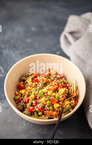 Gemüse Maisquinoasalat in Tonschüssel. Stockfoto
