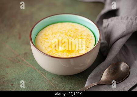 Maisbrei mit Butter. Gesunde Babynahrung Stockfoto