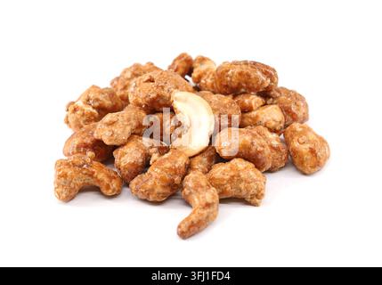 Haufen karamelisierter Cashewnüsse auf weißem Hintergrund. Stockfoto