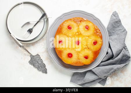 Hausgemachte Ananaskuchen mit kandierten Kirschen. Tropisches Dessert auf weißem Hintergrund. Draufsicht Stockfoto