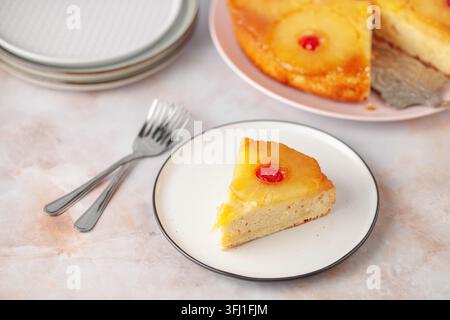 Hausgemachte Ananaskuchen mit kandierten Kirschen. Tropisches Dessert auf weißem Hintergrund. Stockfoto