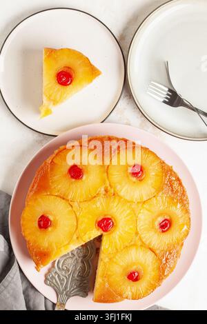 Hausgemachte Ananaskuchen mit kandierten Kirschen. Tropisches Dessert auf weißem Hintergrund. Draufsicht Stockfoto