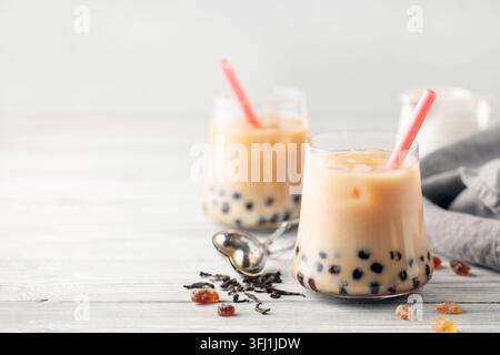 Hausgemachter Milk Bubble Tea mit Tapioka-Perlen und Eiswürfel Stockfoto